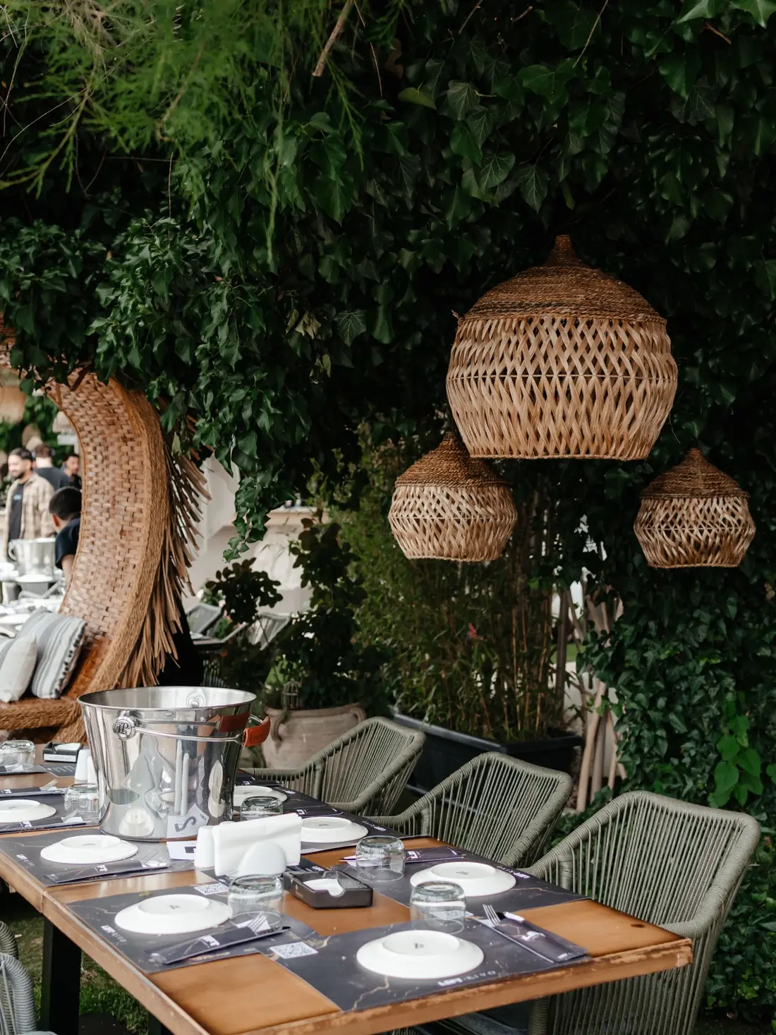 Mese in gradina RIVO Restaurant Oradea sub corpuri de iluminat impletite