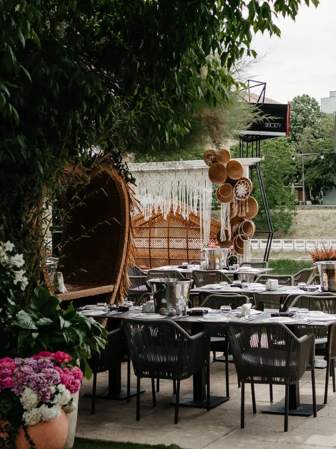 Terasa din gradina RIVO Restaurant Oradea cu mese pregatite