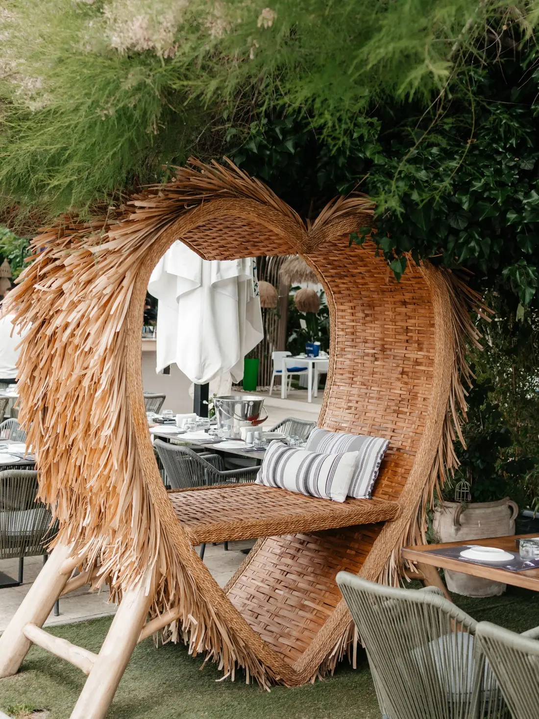 Zona lounge in gradina RIVO Restaurant Oradea cu sezlong impletit