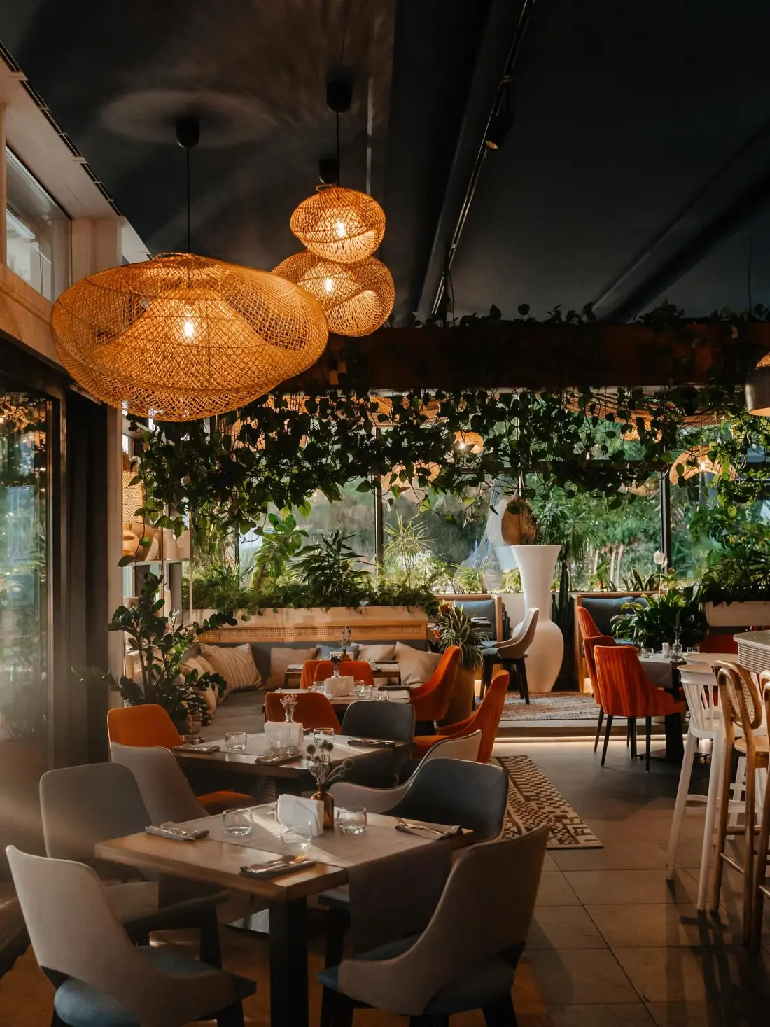 Sala principala RIVO Restaurant Oradea, ora serii
