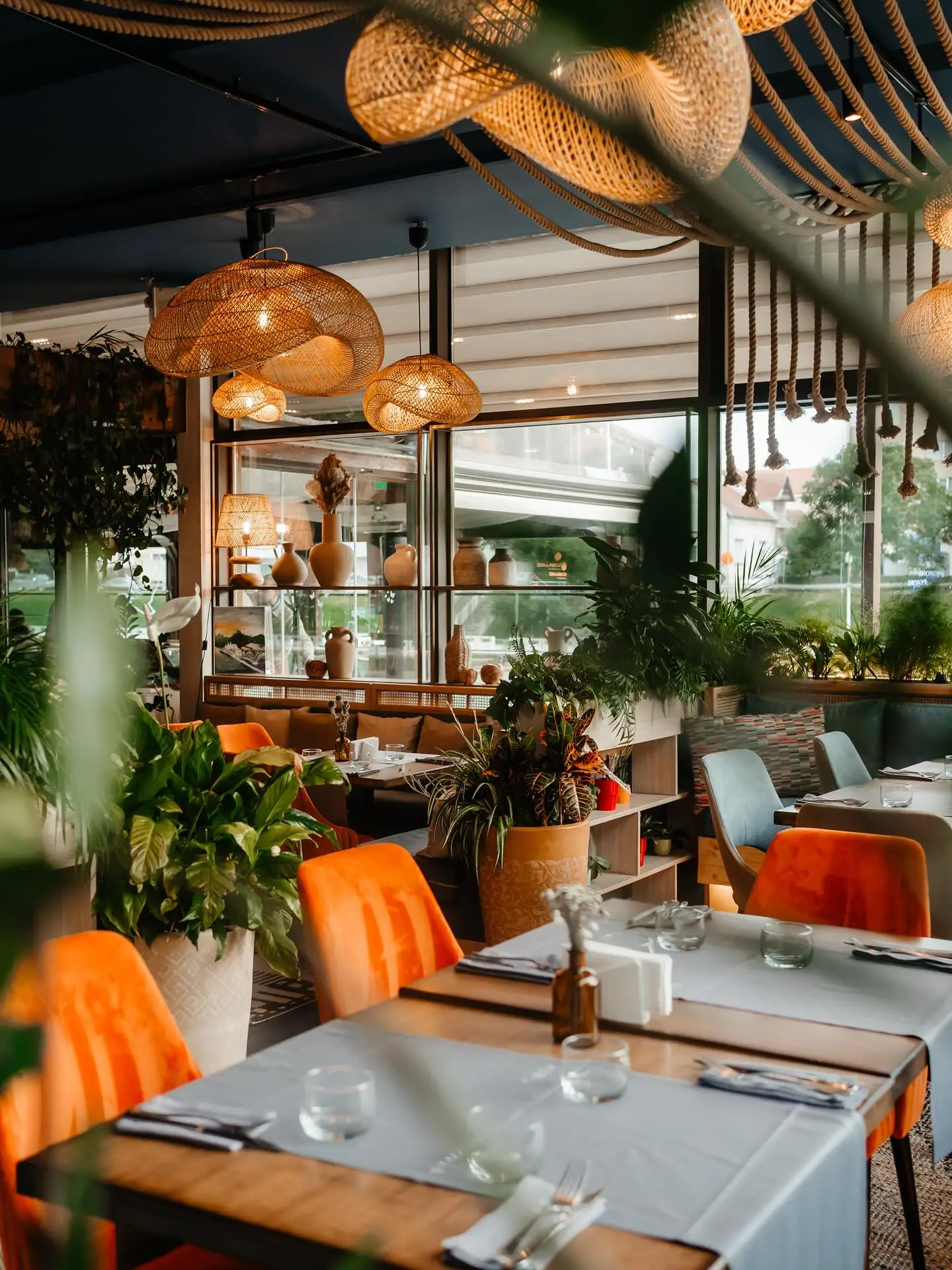 Sala principală RIVO Restaurant Oradea, ora serii